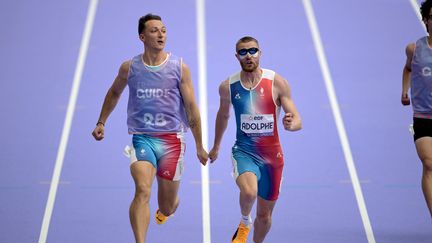 Timothée Adolphe et son guide Charles Renard lors des qualifications du 100 m T11, le 4 septembre 2024 au Stade de France. (HAHN LIONEL / KMSP / AFP)