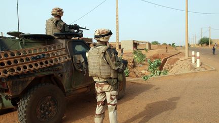 Des troupes fran&ccedil;aises participant &agrave; l'op&eacute;ration Serval &agrave; Gao (Mali), le 16 octobre 2013. (SEBASTIEN RIEUSSEC / AFP)