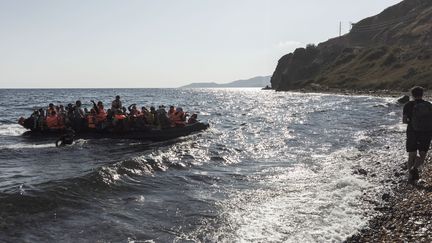 Certains voguent sur des bateaux de p&ecirc;che, d'autres des&nbsp;bateaux pneumatiques comme sur cette c&ocirc;te de l'ile de Lesbos. Les Syrians embarqu&eacute;s ont&nbsp;travers&eacute; la mer Eg&eacute;e depuis la Turquie le 22 ao&ucirc;t 2015. Pourtant les autorit&eacute;s turques ont retenu 435 migrants et r&eacute;fugi&eacute;s syriens ainsi que trois personnes suspect&eacute;es d'&ecirc;tre des passeurs avant de laisser l'embarcation faire cap vers l'Union europ&eacute;enne.&nbsp; (ACHILLEAS ZAVALLIS / AFP)