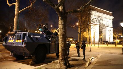 Des policiers dans des véhicules blindés devant l'Arc de triomphe à Paris, le 8 décembre 2018. (MUSTAFA YALCIN / ANADOLU AGENCY / AFP)