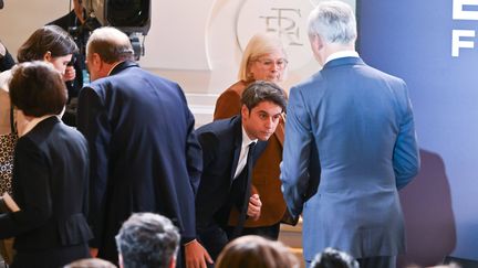 Le Premier ministre, Gabriel Attal, se lève à la fin de la conférence de presse d'Emmanuel Macron, le 16 janvier 2024, à l'Elysée, à Paris. (JACQUES WITT / SIPA)