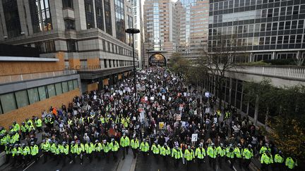 Un cordon de policier marche en t&ecirc;te de la manifestation &eacute;tudiante &agrave; Londres (Royaume-Uni), le 9 novembre 2011. (BEN STANSALL / AFP)