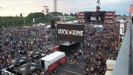 Les festivaliers quittent le Rock Am Ring en raison d'une menace terroriste, vendredi 2 juin 2017 à Nuerburg (Allemagne). (THOMAS FREY / DPA / AFP)