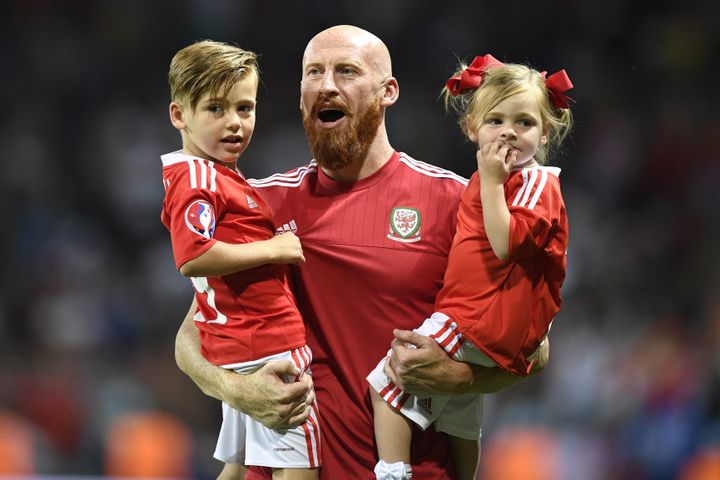 Le défenseur gallois John Collins a fêté la victoire sur les Russes avec ses enfants, lundi 20 juin à Toulouse (Haute-Garonne). (MARTIN BUREAU / AFP)