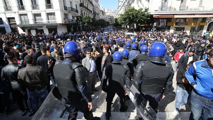Une manifestation le 23 février 2019 à Alger (Algérie) contre la nouvelle candidature à la présidentielle, dans deux mois, d'Abdelaziz Bouteflika, au pouvoir depuis 1999.&nbsp;&nbsp; (BILLEL BENSALEM / APP / MAXPPP)