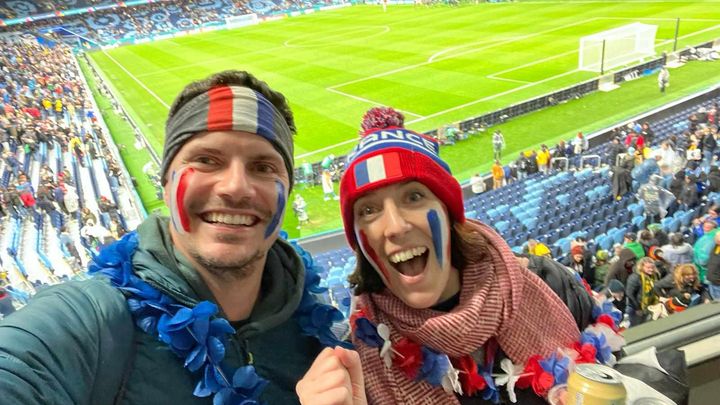 Pierre et son amie dans les tribunes du Sydney Football Stadium lors du match entre la France et la Jamaïque, le 23 juillet 2023. (DR)