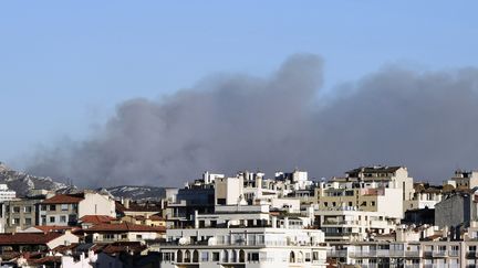 Le nuage de fumée au-dessus de la ville de Marseille, le 5 septembre 2016. (BORIS HORVAT / AFP)