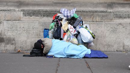 Une personne sans domicile couchée dans un sac de couchage dans la rue, à Paris. (NATHANAEL CHARBONNIER / FRANCE-INFO)