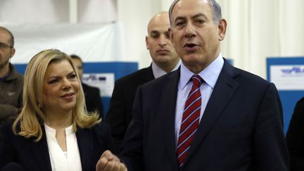 Le Premier ministre isra&eacute;lien Benyamin&nbsp;N&eacute;tanayhou et son &eacute;pouse Sara, le 31 d&eacute;cembre 2014 &agrave; J&eacute;rusalem. (GALI TIBBON / AFP)