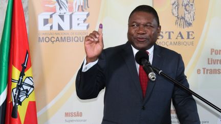 Le président du Mozambique, Filipe Nyusi, ici lors d'une journée d'élection, à Maputo le 10 octobre 2018. Il a fait appel à son armée et à des sociétés de sécurité privées. En vain. Les jihadistes renforcent leurs positions dans le nord du pays. (ROBERTO MATCHISSA / AFP)