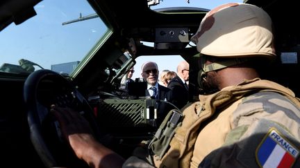 Le Premier ministre Bernard Cazeneuve en visite aux soldats français engagés au Tchad, le 29 décembre 2016 à N'Djamena. (REUTERS)