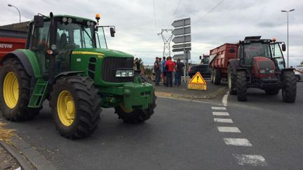 &nbsp; (Quatre heures après l'annonce du plan d'urgence, les éleveurs de Caen lèvent les barrages en place depuis lundi matin © RADIOFRANCE | Noémie Bonnin)