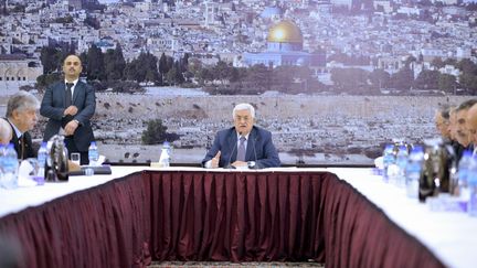 Le pr&eacute;sident palestinien&nbsp;Mahmoud Abbas signe une vingtaine de trait&eacute;s internationaux dont la demande d'adh&eacute;sion &agrave; la CPI, le 31 d&eacute;cembre 2014 &agrave; Ramallah (Cisjordanie).&nbsp; (ISSAM RIMAWI / ANADOLU AGENCY / AFP)