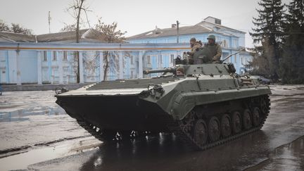 Un char ukrainien circule à Tchassiv Yar, près de Bakhmout, dans la région de Donetsk (Ukraine), le 27 février 2023. (YEVHEN TITOV/AP/SIPA)