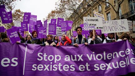 Des participants à une marche contre les violences sexistes et sexuelles à Paris, samedi 24 novembre 2018. (XAVIER AGON / AFP)