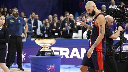 Toute la déception d'Evan Fournier après la défaite de l'équipe de France en finale de l'Eurobasket contre l'Espagne, le 18 septembre 2022 à Berlin (TOBIAS SCHWARZ / AFP)