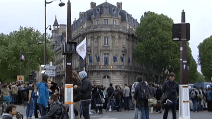 Loi Travail : mobilisation citoyenne devant l'Assemblée nationale contre le 49-3