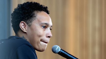 La joueuse de basket-ball Brittney Griner lors d'une conférence de presse, à Phoenix (Arizona), le 27 avril 2023. (CHRISTIAN PETERSEN / AFP)