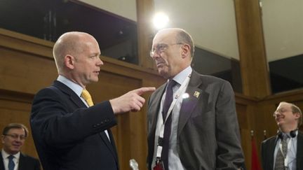 Le ministre français des Affaires étrangères et son homologue britannique MM.Juppé et Hague à Berlin, le 15 avril 2011. (AFP/JOHANNES EISELE)