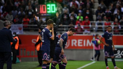 L'instant où Lionel Messi fait ses premiers pas en Ligue 1 avec le PSG, le 29 août à Reims.&nbsp; (FRANCK FIFE / AFP)