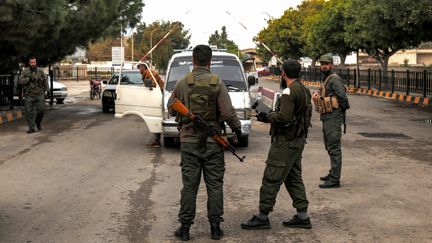 Des combattants rebelles syriens contrôlent un véhicule à Tartous (Syrie), le 16 décembre 2024. (BAKR ALKASEM / AFP)