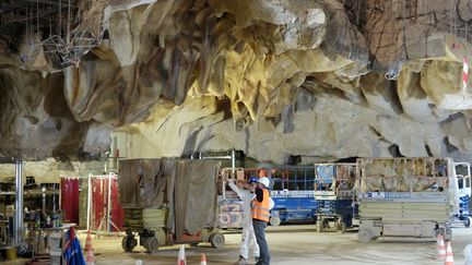 Le chantier de la caverne du Pont-d'Arc, en Ard&egrave;che, a d&eacute;but&eacute; en juillet 2012 et aura dur&eacute; trente mois, mobilisant jusqu'&agrave; 70 personnes. (JEAN-PHILIPPE KSIAZEK / AFP)