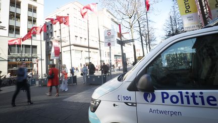 Une voiture de police stationnée,&nbsp;jeudi 23 mars, dans le centre d'Anvers à proximité du lieu où le suspect a tenté de foncer sur la foule. (VIRGINIE LEFOUR / AFP)