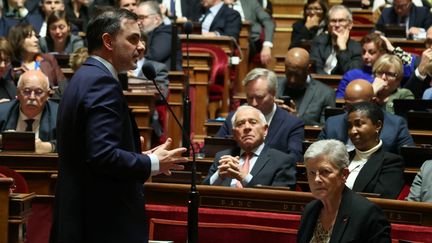 Le ministre du Budget et des comptes publics, Laurent Saint-Martin, s'exprime devant le Sénat, le 26 novembre 2024. (ALAIN JOCARD / AFP)