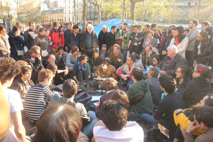 La&nbsp;commission "Economie politique et citoyenneté" de Nuit Debout se réunit&nbsp;sur la place de la République à Paris, le 18 avril 2016.