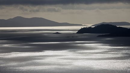 Mais au-del&agrave; de ce site, point de passage. Plus de 90% de l'&icirc;le du Levant est une zone interdite r&eacute;serv&eacute;e &agrave; un centre d'essai de lancements de missiles. (JEAN-DANIEL SUDRES / HEMIS.FR / AFP)