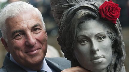 Le père d'Amy Winehouse, Mitch Winehouse, à côté de la statue de sa fille, dévoilée à Camden, à Londres (14 septembre 2014)
 (Hannah McKay / EPA / MAXPPP)