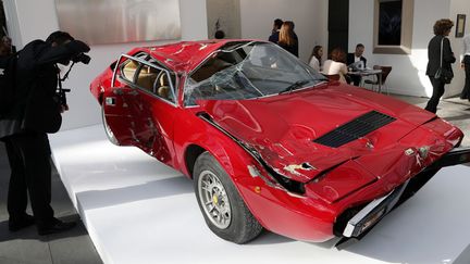 "Dino" (1993), de l'artiste fran&ccedil;ais Bertrand Lavier, expos&eacute;e &agrave; la Fiac sur le stand du c&eacute;l&egrave;bre galeriste parisien Yvon Lambert, le 23 octobre 2013, &agrave; Paris. (FRANCOIS GUILLOT / AFP)