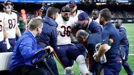 Zach Miller évacué après sa blessure (WESLEY HITT / GETTY IMAGES NORTH AMERICA)