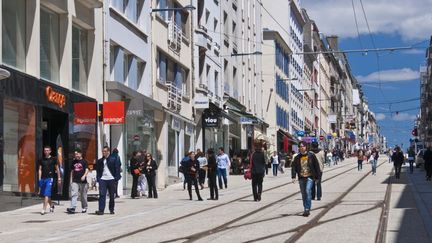 Une rue commer&ccedil;ante de la ville de Brest (Finist&egrave;re), le 3 juin 2012. (GUIZIOU FRANCK / HEMIS.FR / AFP)