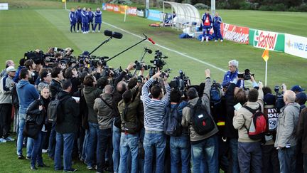 Le sélectionneur de l'équipe de France Raymond Domenech&nbsp;lit la lettre écrite par les&nbsp;joueurs pour justifier leur grève de l'entraînement durant la Coupe du monde en Afrique du Sud, à Knysna, le 20 juin 2010. (FRANCK FIFE / AFP)