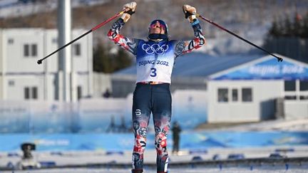 La Norvégienne Therese Johaug remporte la première médaille des Jeux olympiques de Pékin 2022 sur l'épreuve du skiathlon, le 5 février 2022. (JEWEL SAMAD / AFP)