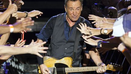 A pr&egrave;s de 63 ans, Bruce Springsteen est toujours "Le Boss". Sur les traces de notre Johnny national. (BORJA SUAREZ / REUTERS)