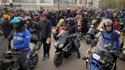 Des personnes sont rassemblées,&nbsp;le 7 octobre 2019 à Villiers-le-Bel (Val-d'Oise), pour rendre hommage à Ibrahima, mort à moto à proximité d'un contrôle policier. (MAXPPP)