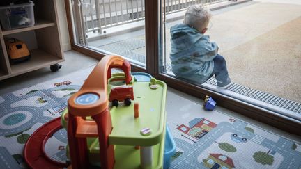 Un enfant dans une crèche de Paris, le 18 avril 2023. (LUC NOBOUT / IP3 / MAXPPP)