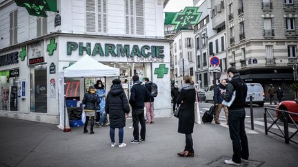 Une file d'attente devant une pharmacie parisienne, le 23 décembre 2021. (STEPHANE DE SAKUTIN / AFP)