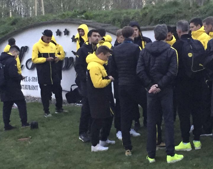 Les joueurs du Borussia Dortmund après l'explosion près de leur bus, le 11 avril 2017 à Dortmund (Allemagne). (CARSTEN LINHOFF / AP / SIPA)