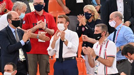 Le président de la République Emmanuel Macron assiste à un match de basket 3X3 aux Jeux olympiques de Tokyo, le 24 juillet 2021. (MUSTAFA YALCIN / ANADOLU AGENCY / AFP)