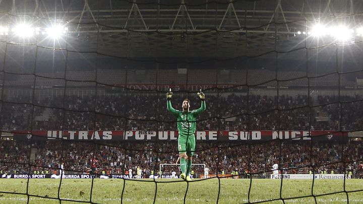 Le gardien ni&ccedil;ois Mouez Hassan f&ecirc;te le but de son &eacute;quipe en toute fin de match contre Metz, le 14 septembre 2014. (VALERY HACHE / AFP)