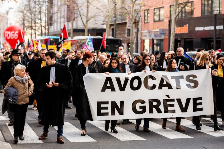 Des avocats défilent contre la réforme des retraites, le 16 janvier 2020, à Perpignan.&nbsp; (JC MILHET / HANS LUCAS / AFP)