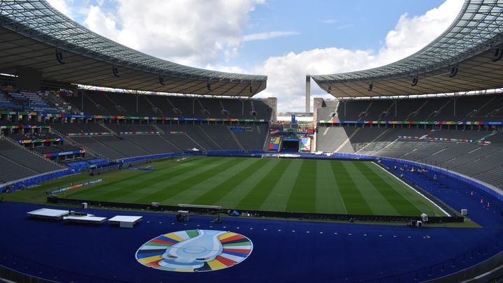 Depuis la tribune est du stade olympique, le trou laissé dans la tribune ouest donne une perspective sur le clocher au pied duquel un monument rend hommage aux combattants morts lors de la Première guerre mondiale. (Hortense Leblanc)