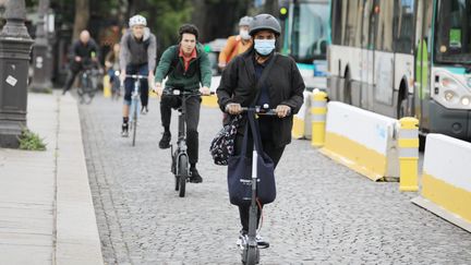 Des personnes font du vélo&nbsp; et de la trottinette dans Paris, le 15 juin 2020. (Illustration) (MAXPPP)