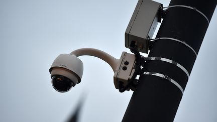 Une caméra de vidéoprotection de l'entreprise Hauwei dans une rue de Valenciennes (Nord), le 26 novembre 2019. (MAXPPP)