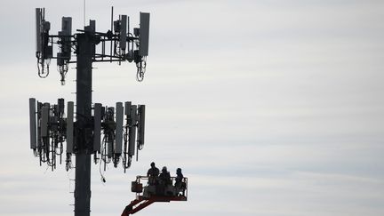 Des employés de Verizon travaillent sur une antenne de téléphonie mobile à Orem, dans l'Utah (Etats-Unis), le 10 décembre 2019. (GEORGE FREY / AFP)