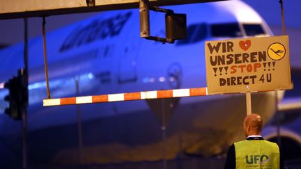 Un employ&eacute; de Lufthansa manifeste &agrave; l'a&eacute;roport de&nbsp;Francfort (Allemagne), le 4 septembre 2012. (FRANK RUMPENHORST / DPA)