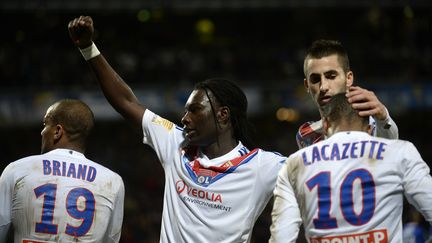 Bafetimbi Gomis (2e en partant de la gauche) f&eacute;licite ses camarades apr&egrave;s avoir marqu&eacute; face &agrave; Troyes, lors de la demi-finale de la Coupe de la Ligue, au stade Gerland, &agrave; Lyon (Rh&ocirc;ne), le 5 f&eacute;vrier 2014. (PHILIPPE DESMAZES / AFP)